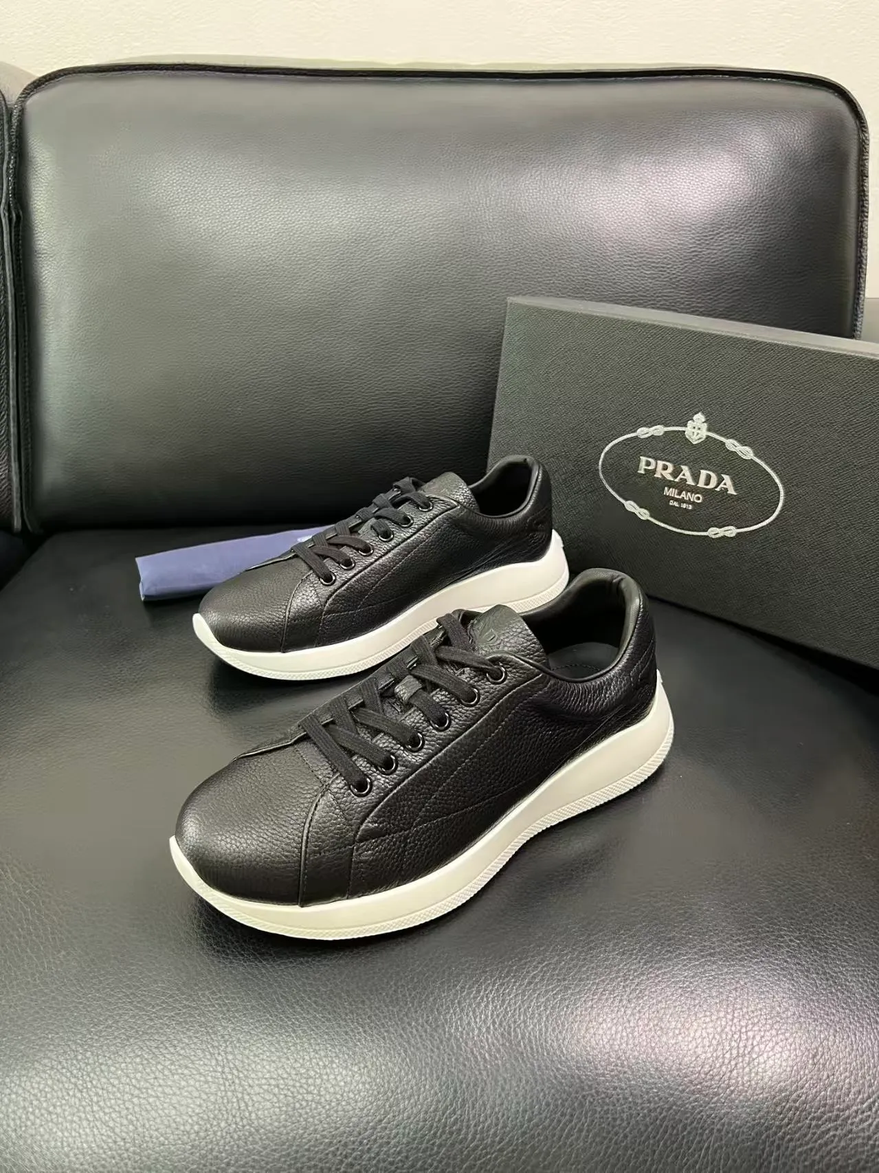 P440 38-45 Prada Prada’s new men’s leather sneakers, the highest version on the market, any comparison is welcome🆚! The original leather has excellent texture and is super high-end! Fetal sheep net lining imported from Italy, removable pad! Luxurious materials and fine workmanship, highly recommended! No. 058